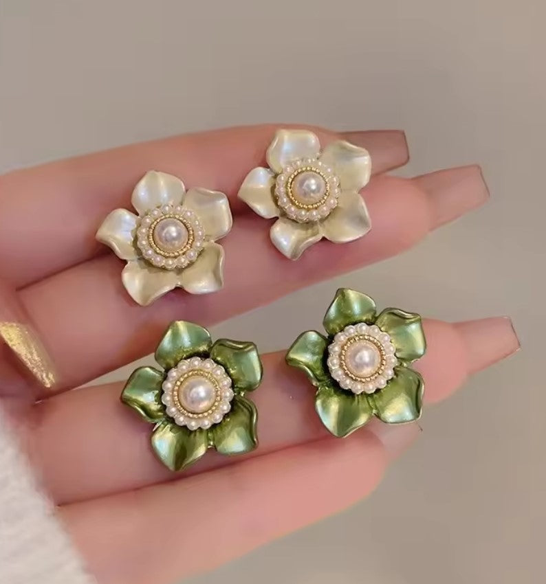 PEARL FLOWER STUD EARRINGS