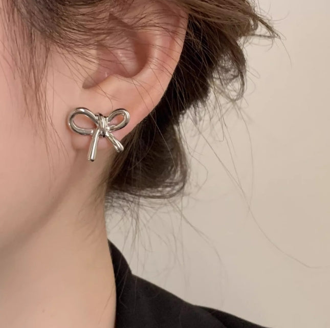 SMALL SILVER BOW STUD KOREAN EARRINGS