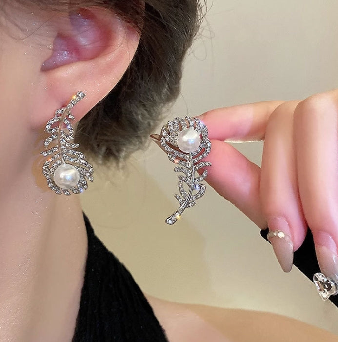 PEARL LEAVES ASYMMETRIC STUD EARRINGS