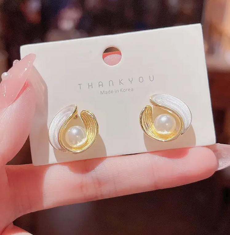 Pearl Shell Stud Earring