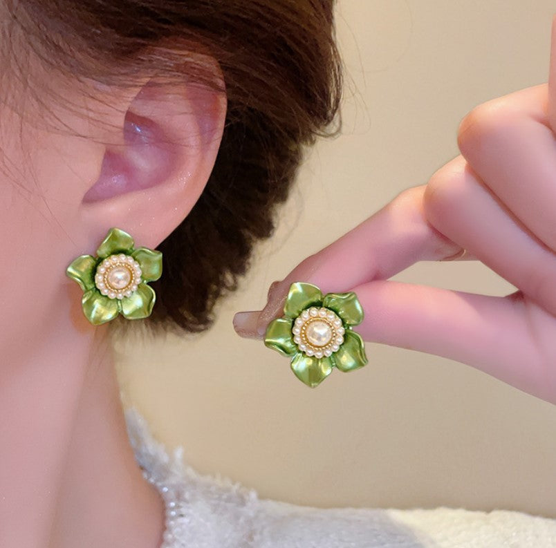 PEARL FLOWER STUD EARRINGS