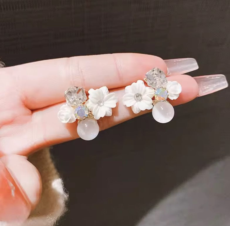 WHITE CRYSTAL FLOWER EARRING