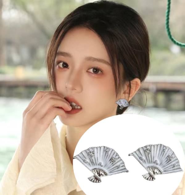 SILVER VINTAGE FAN STYLE KOREAN STUDS EARRINGS