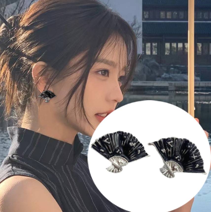 BLACK VINTAGE FAN STYLE KOREAN STUDS EARRINGS
