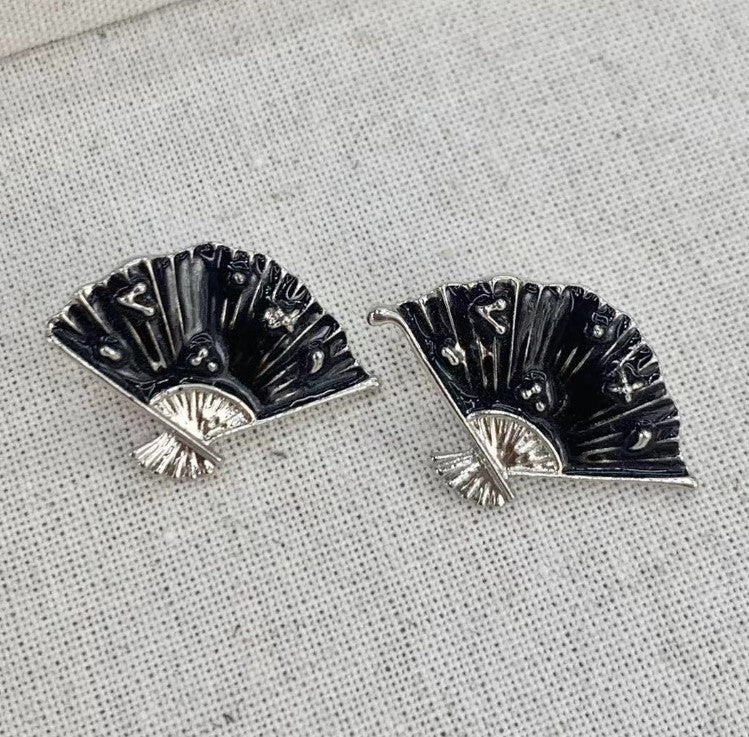 BLACK VINTAGE FAN STYLE KOREAN STUDS EARRINGS