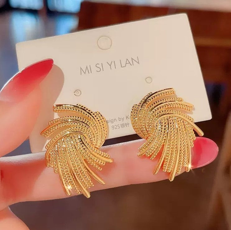 GOLD SWIRL DESIGN KOREAN STUDS EARRINGS