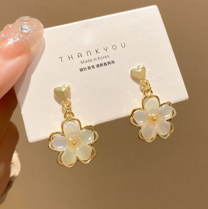 HEART WHITE FLORAL FLOWER KOREAN DROP EARRINGS