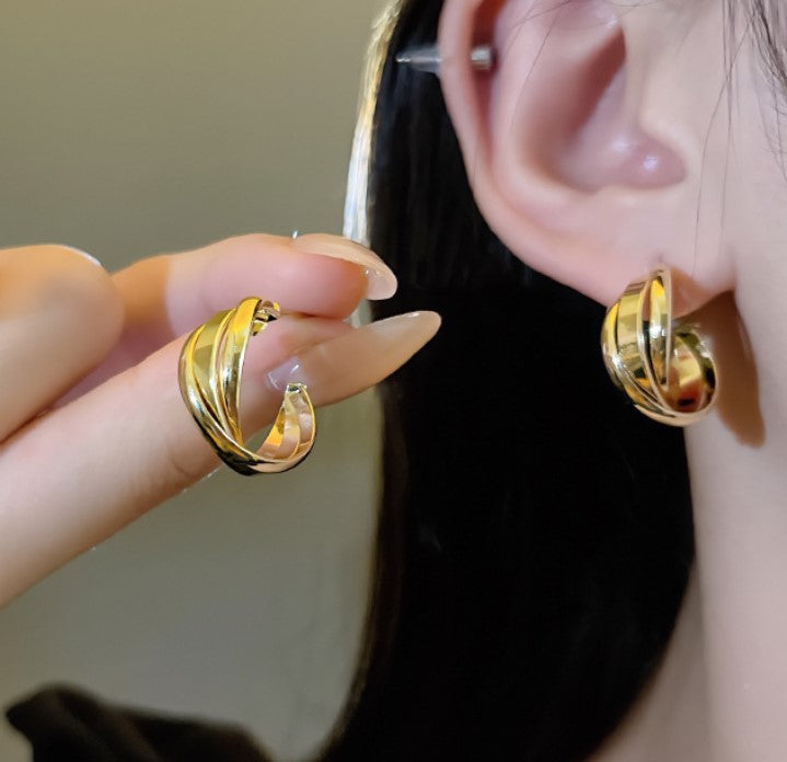 SMALL GOLDEN KOREAN HOOP EARRINGS