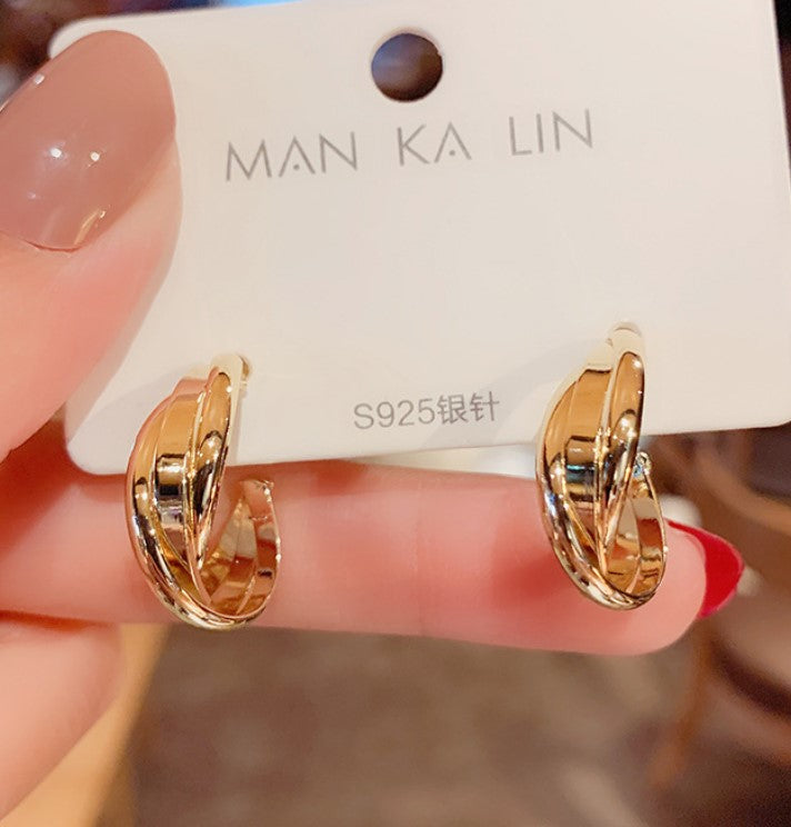 SMALL GOLDEN KOREAN HOOP EARRINGS