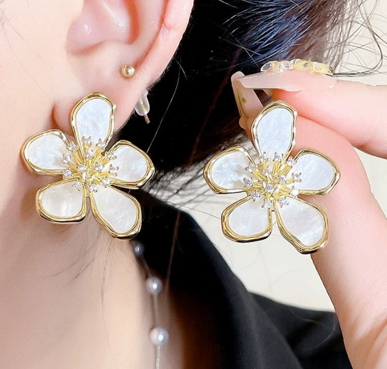 WHITE FLOWER AD STONE DIAMOND KOREAN STUDS EARRINGS