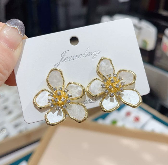 WHITE FLOWER AD STONE DIAMOND KOREAN STUDS EARRINGS