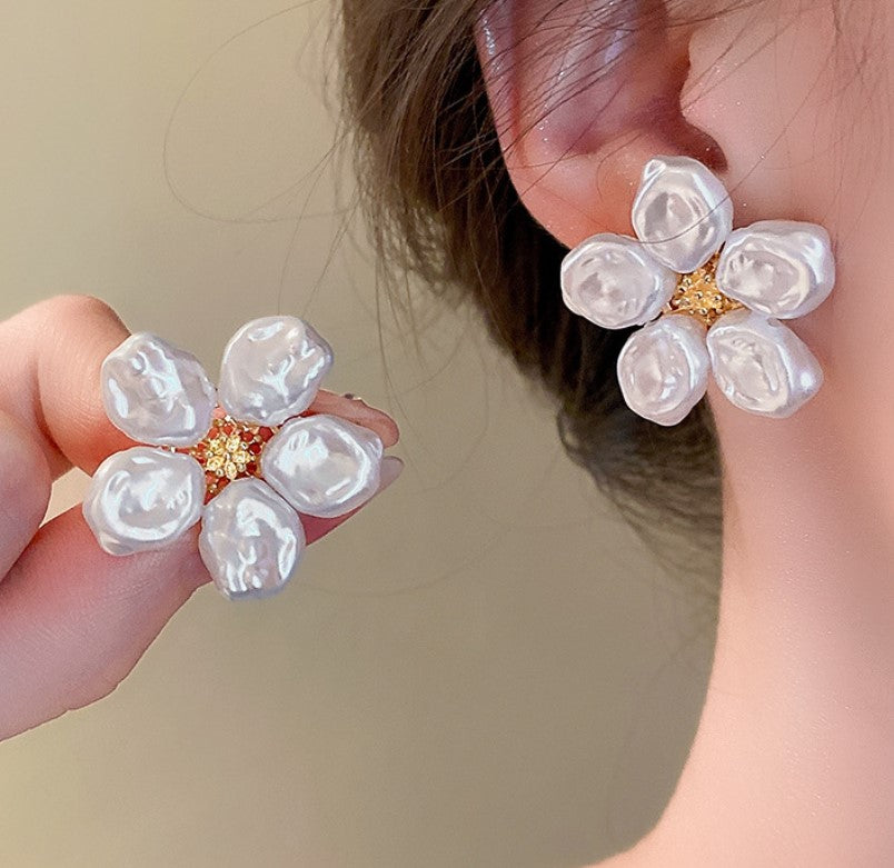 WHITE PEARL FLOWER KOREAN STUD EARRING