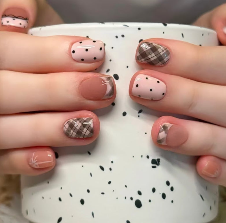 MEDIUM SHORT 24 PC ARTIFICIAL NAILS PINK POLKA DOT