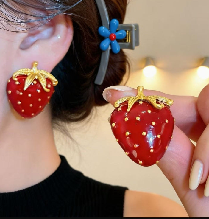 STRAWBERRY POLK DOT STUD EARRINGS