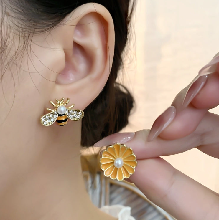 BEE FLOWER STUD EARRINGS