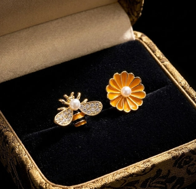 BEE FLOWER STUD EARRINGS