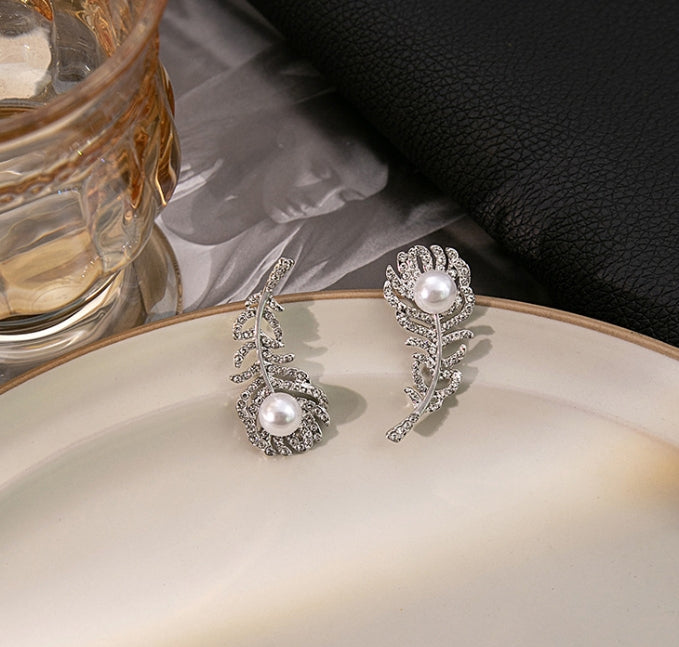PEARL LEAVES ASYMMETRIC STUD EARRINGS