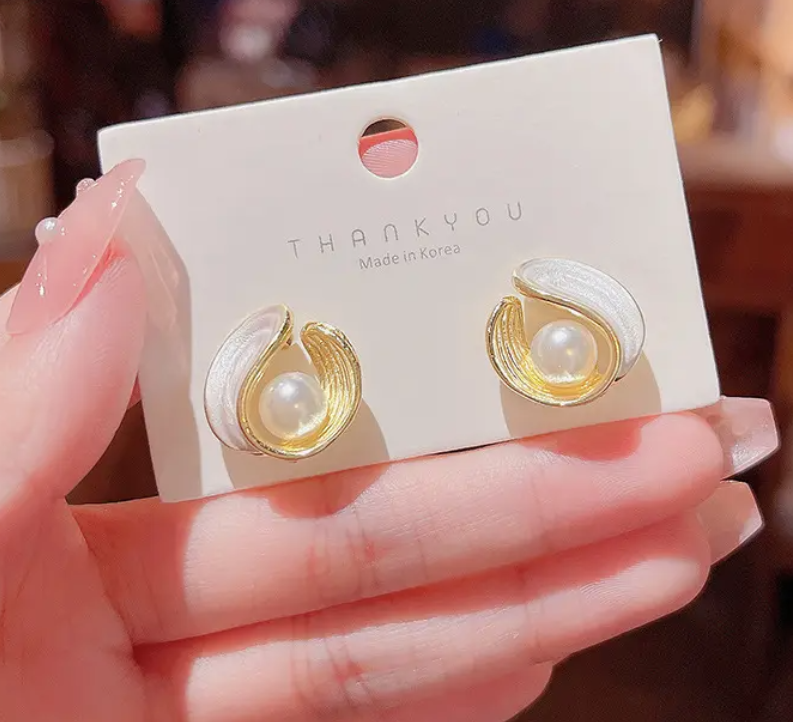 Pearl Shell Stud Earring