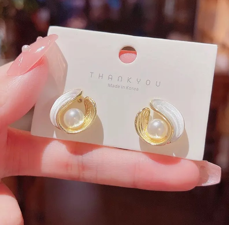 Pearl Shell Stud Earring