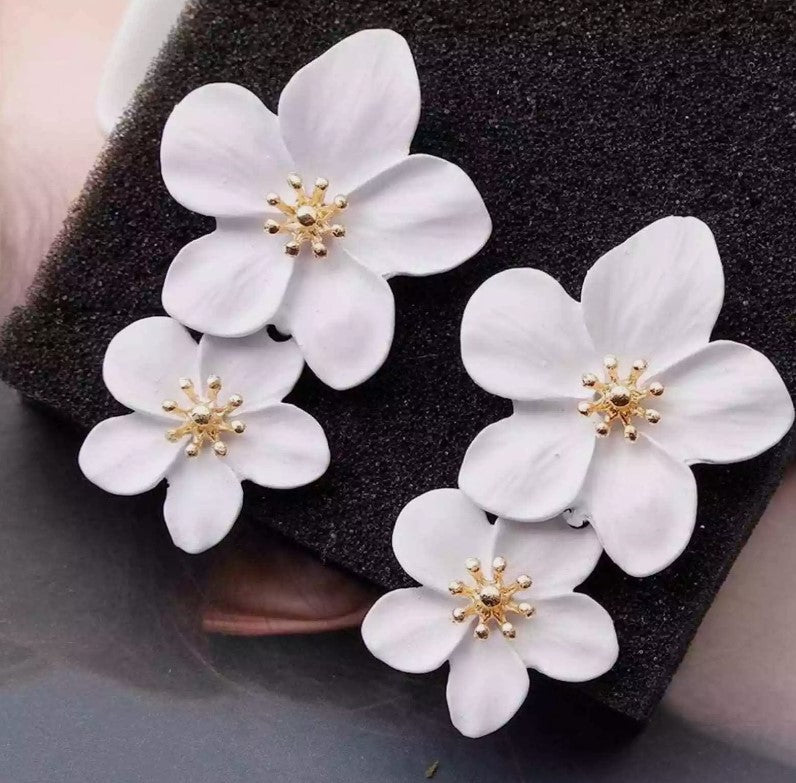 WHITE FLOWER DROP EARRINGS