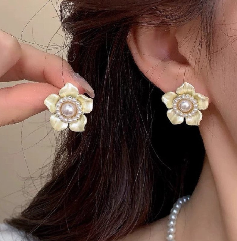 PEARL FLOWER STUD EARRINGS