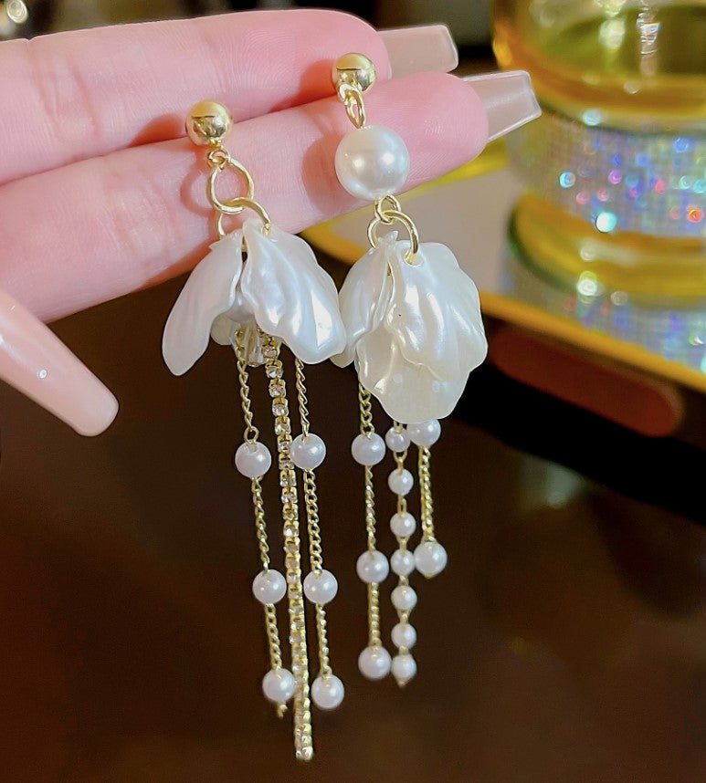 WHITE PEARL FLOWER LONG TASEEL EARRING