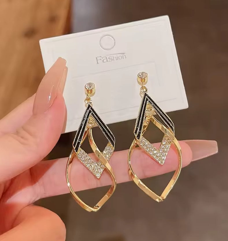 TWISTED GEOMETRIC DROP EARRINGS
