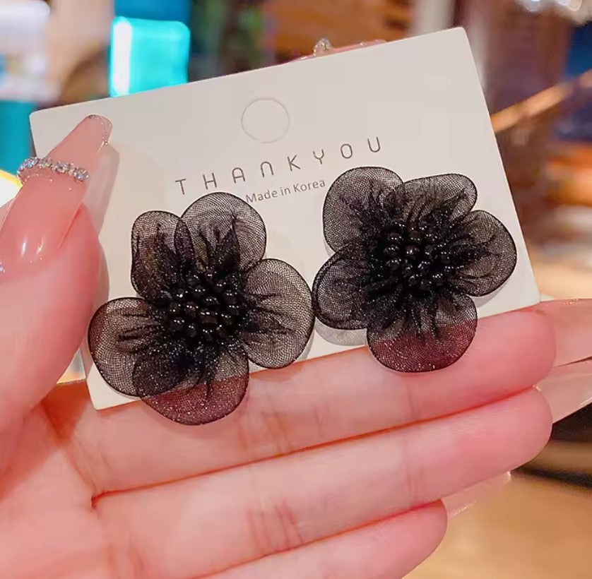 BLACK FLOWER STUD EARRINGS