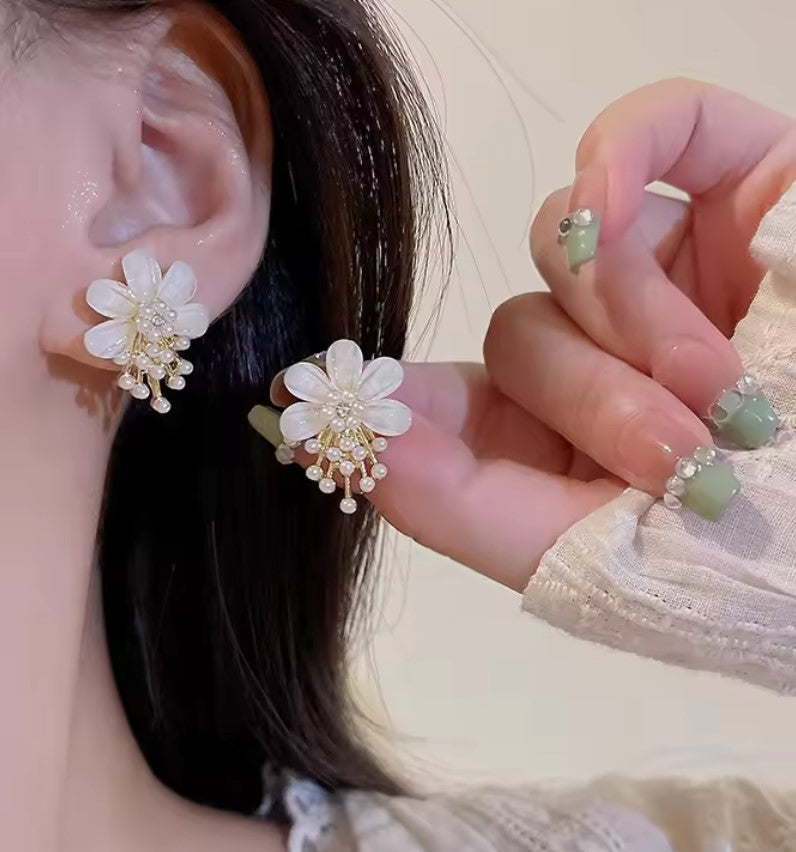 WHITE FLOWER PEARLS ZIRCON KOREAN STUD EARRINGS