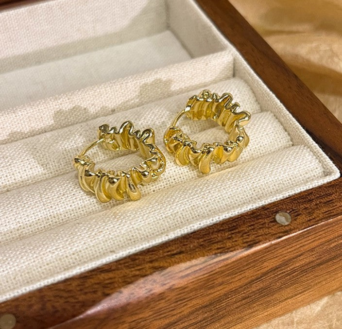 GOLD SMALL HOOP EARRINGS