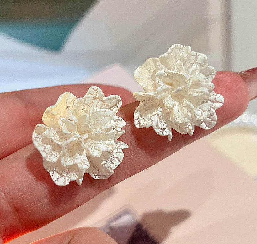 WHITE FLORAL STUD EARRING