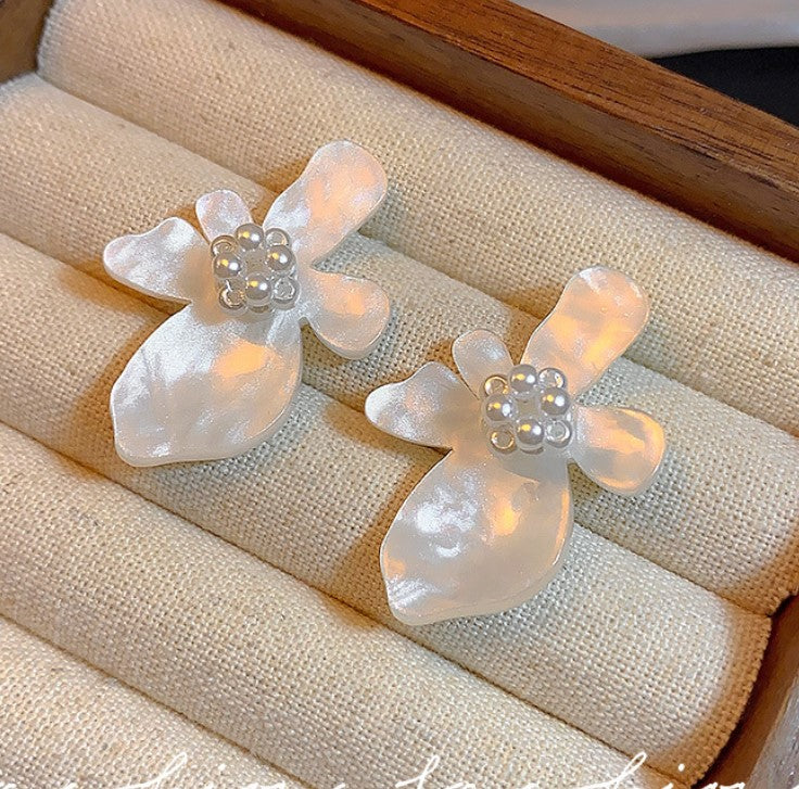 WHITE PEARLS FLOWER KOREAN STUDS EARRINGS