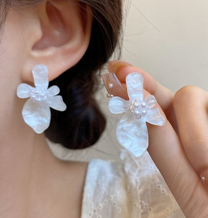 WHITE PEARLS FLOWER KOREAN STUDS EARRINGS