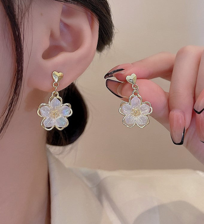 HEART WHITE FLORAL FLOWER KOREAN DROP EARRINGS