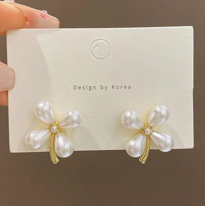 WHITE PEARL FLORAL KOREAN STUD EARRINGS