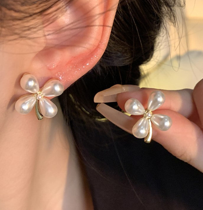 WHITE PEARL FLORAL KOREAN STUD EARRINGS