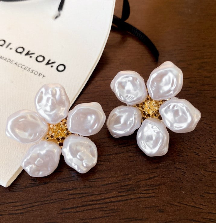 WHITE PEARL FLOWER KOREAN STUD EARRING