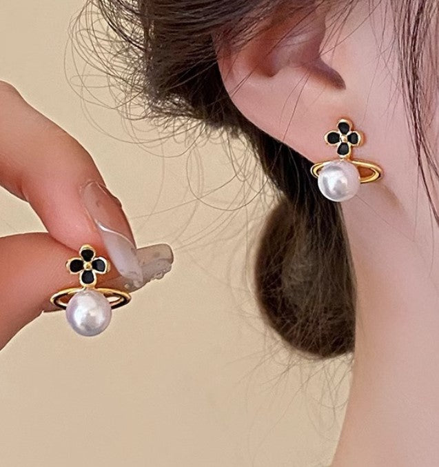 SMALL PEARL FLOWER KOREAN STUD EARRING