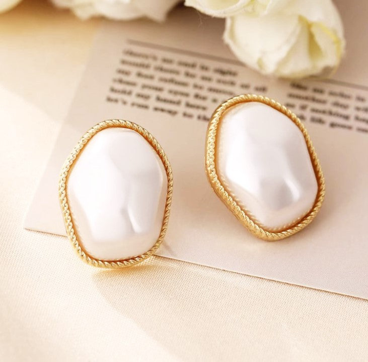 BIG PEARLS KOREAN STUD EARRINGS