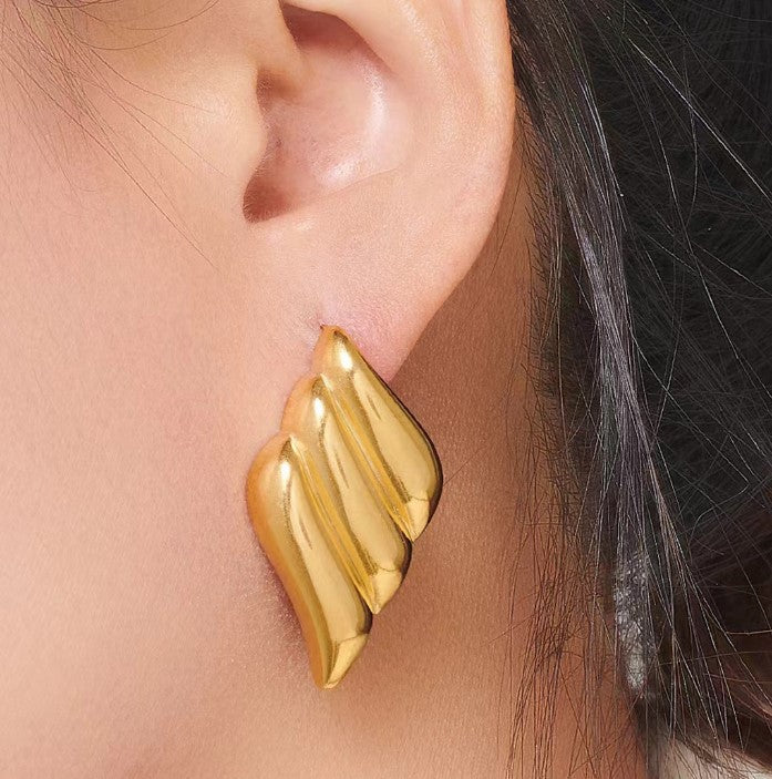 TRIPLE WAVE ANTI TARNISH STUD EARRINGS