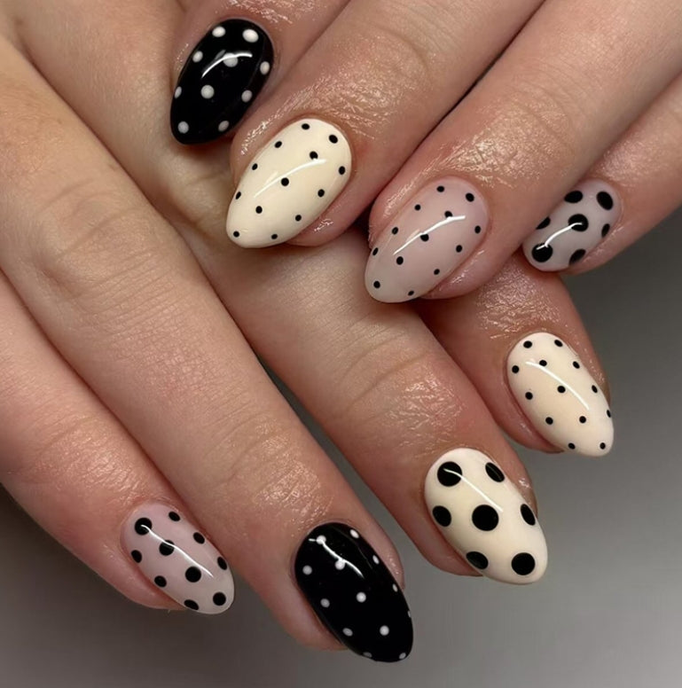 MEDIUM 24 PC ARTIFICIAL NAILS BLACK WHITE POLKA DOT
